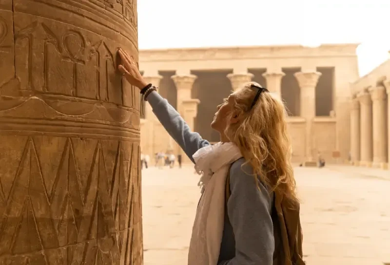 Una donna nel Tempio di Edfu in Egitto