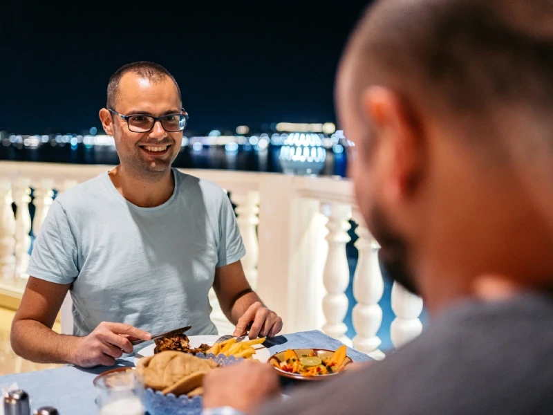 Un uomo mangia in un ristorante egiziano.