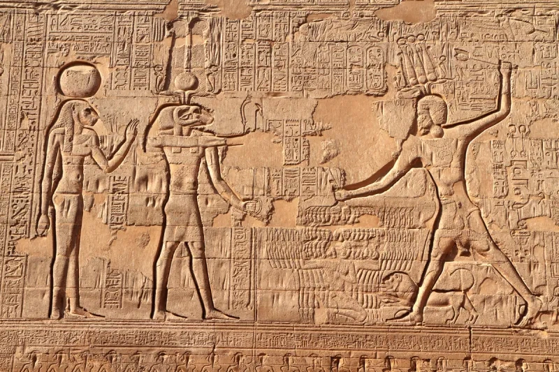 Rilievo incavato sulla facciata est della Sala Ipostila del Tempio di Khnum