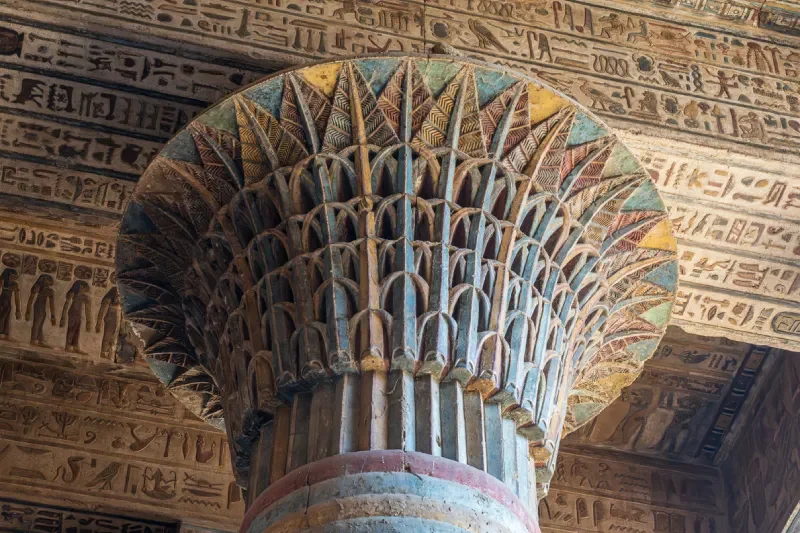le imponenti colonne ornate da intricati intagli e geroglifici 