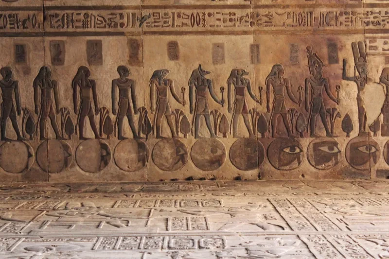 Bellissimi disegni sul soffitto del Tempio di Esna