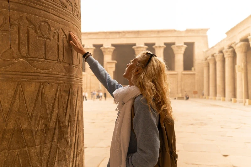 turista in visita a edfu, è sicuro andare in egitto