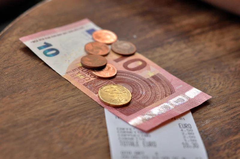 Billete de 10 euros con monedas sobre una mesa