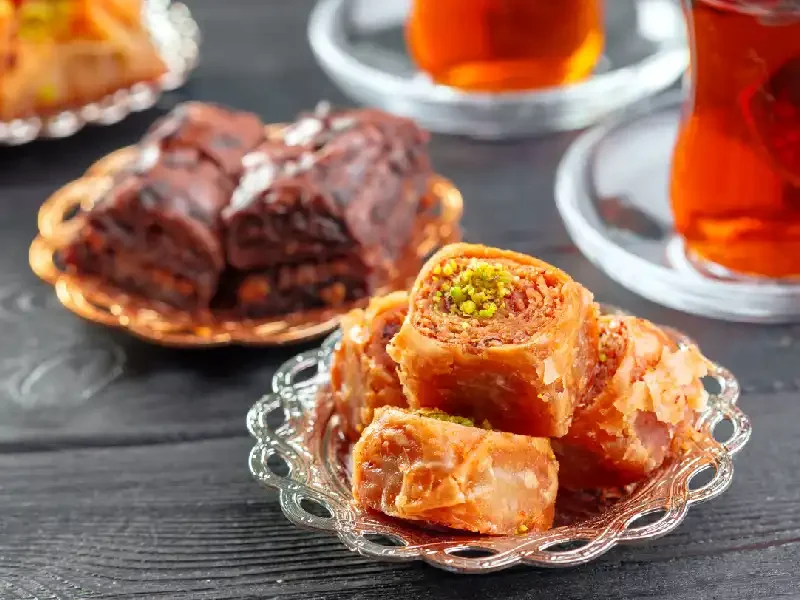Baklava in offerta fotografato tra varie pietanze da mangiare a Istanbul