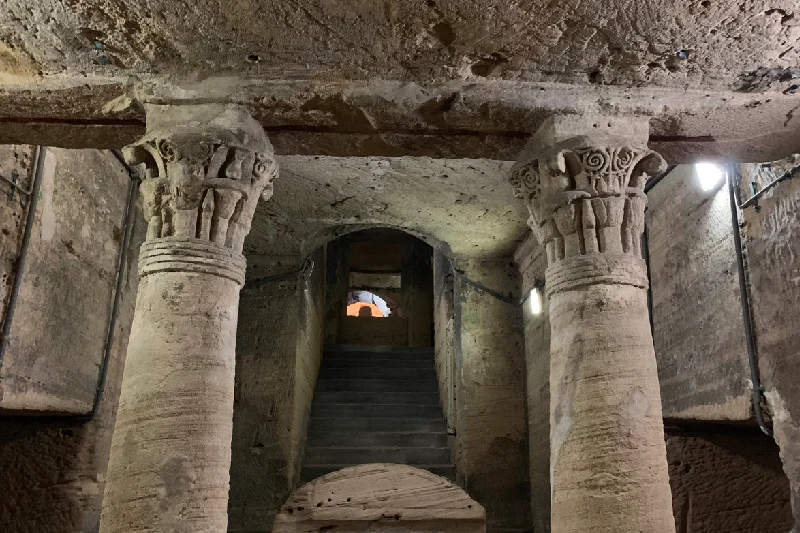 Las catacumbas de Kom El-Shoqafa , que datan del período romano (siglos I-IV d. C.) en Alejandría.