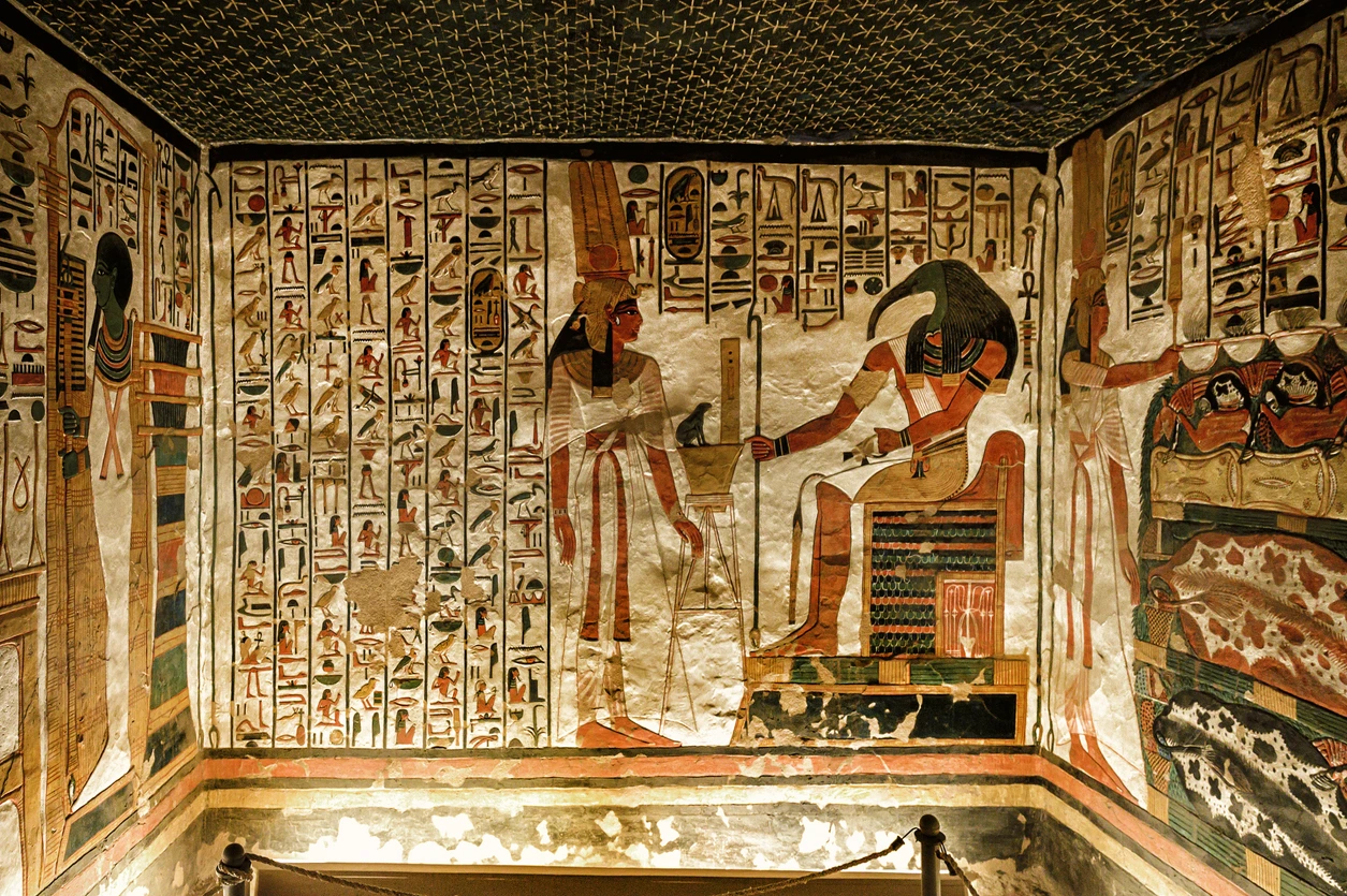 Nefertari ante el dios Thoth en la sala anexa de su tumba, Valle de las Reinas, Egipto – cultura egipcia antigua.