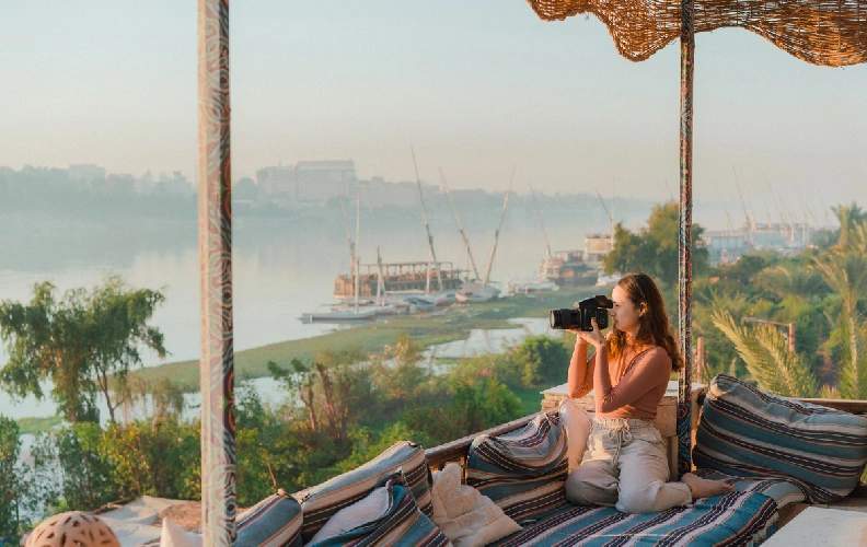 Terraza con vistas al río Nilo durante la puesta de sol en Luxor