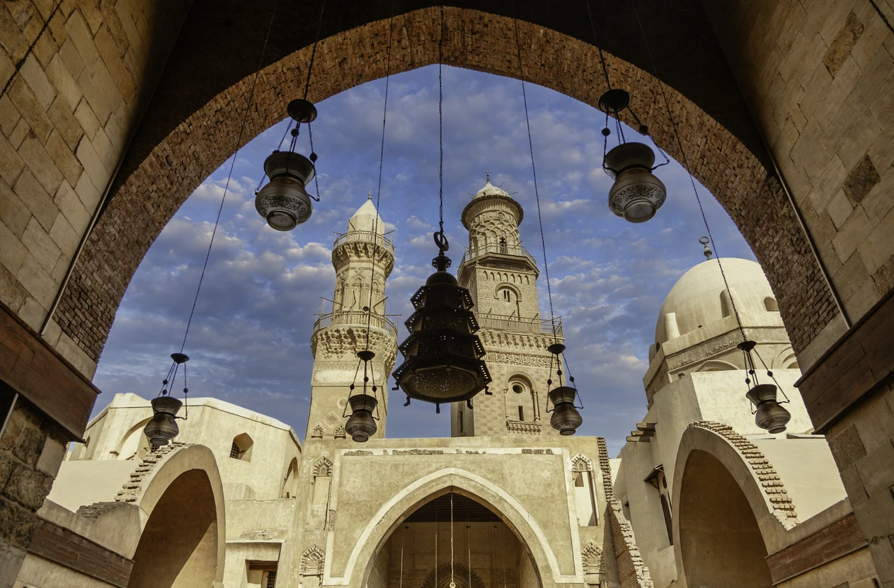 Fachada histórica de la Mezquita del Sultán Barquq en El Cairo