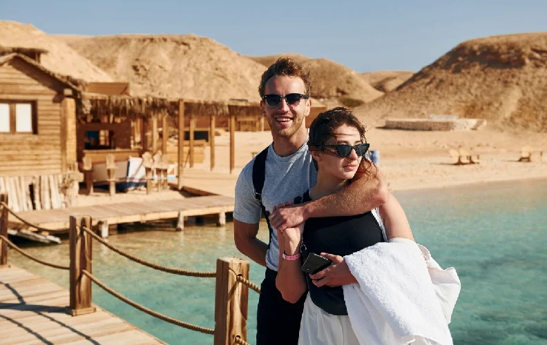 Pareja contemplando el mar en una escapada romántica en Egipto