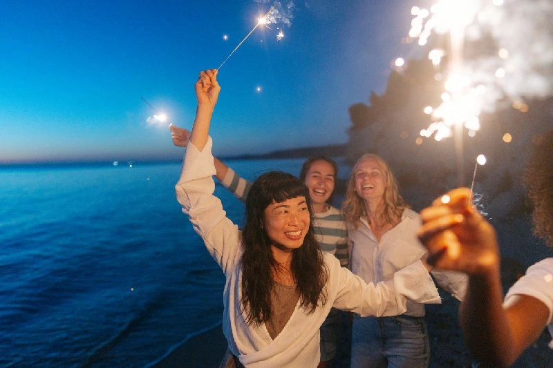 Amigos disfrutando del Fin de Año en Egipto junto al mar.