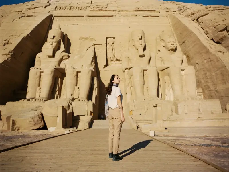 una donna davanti al tempio di Abu Simbel
