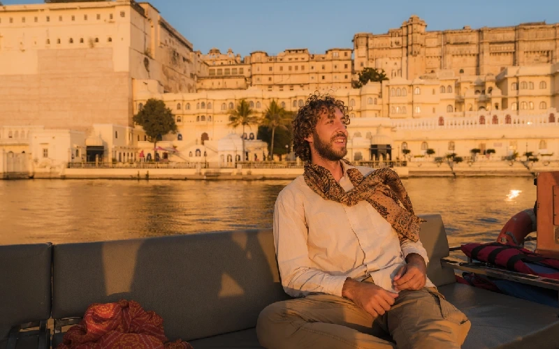Un uomo al palazzo di Udaipur