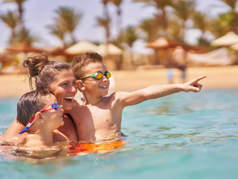 Madre e i suoi figli a Hurghada