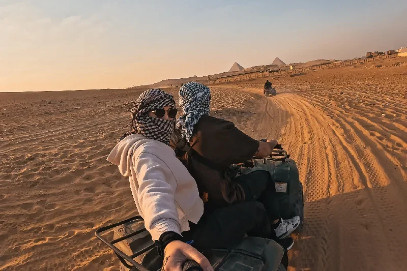 coppia che esplora il deserto egiziano con un safari, viaggiare in egitto da soli