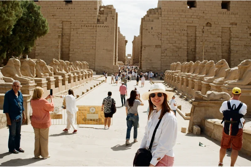 turista in visita al tempio, viaggiare in egitto da soli