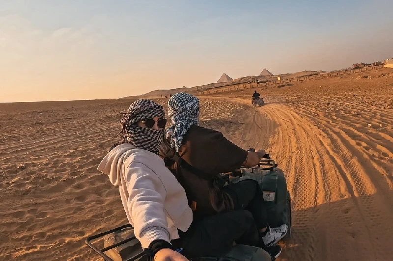 Coppia che esplora il deserto egiziano con un safari, mance in egitto