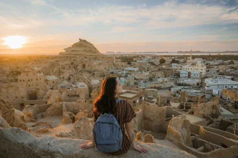 turista italiana che si gode le dune del deserto egiziano, mance in egitto