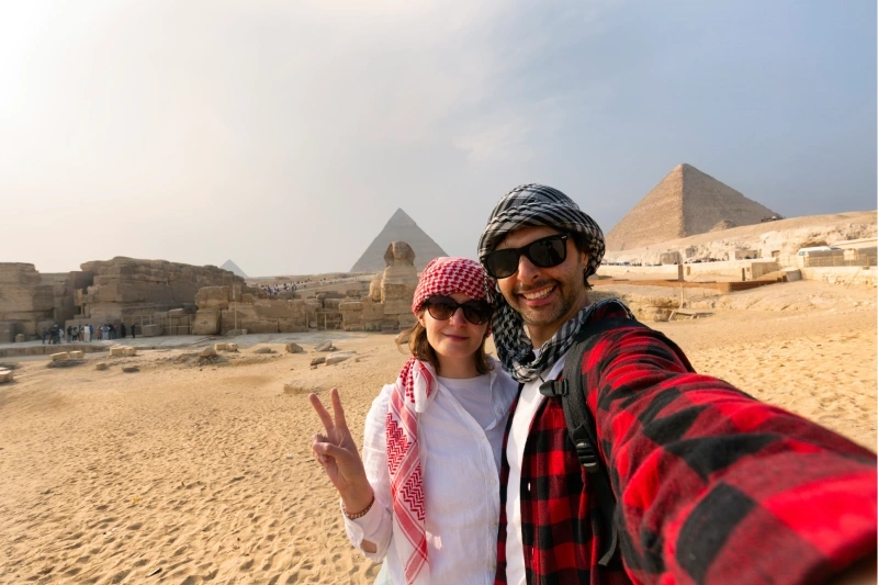 coppia davanti alle piramidi, eclissi luxor 2027