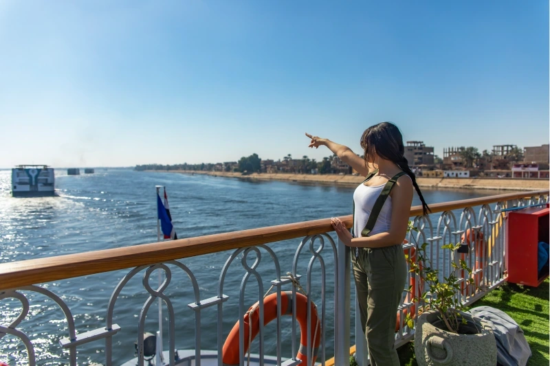 turista che si rilassa navigando sulle acque del nilo, eclissi luxor 2027