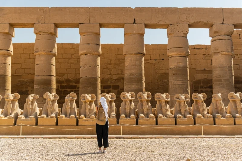 turista nel tempio del karnak, eclissi luxor 2027