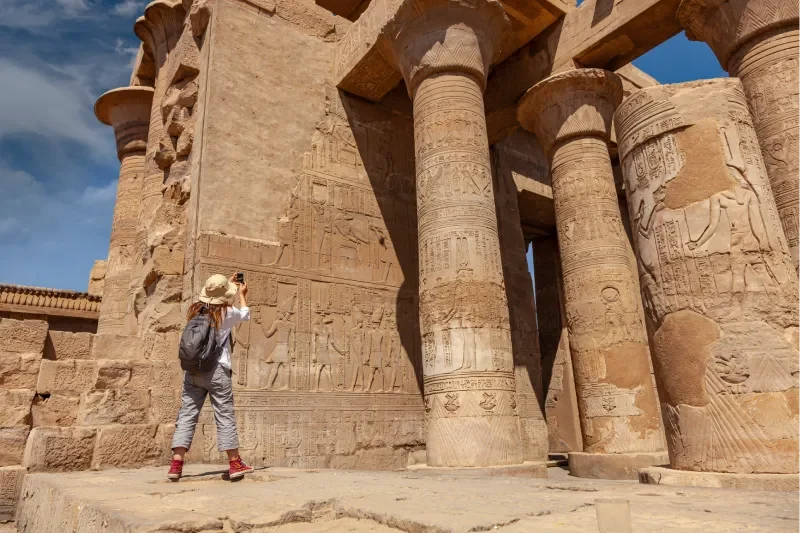 turista scatta una foto per il tempio, eclissi luxor 2027