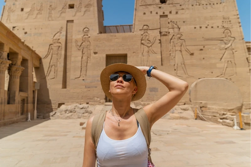 turista nel tempio del karnak, eclissi luxor 2027