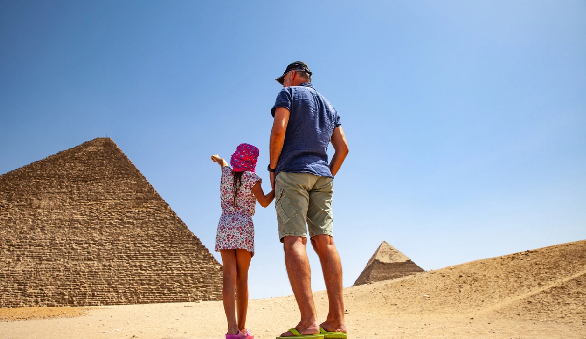 un hombre y su hija en egipto