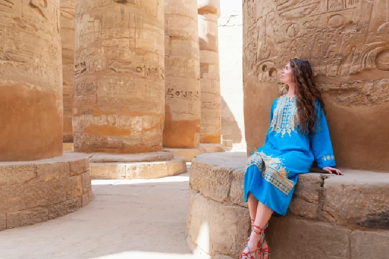 turista ammira i templi di Luxor, luxor o il cairo