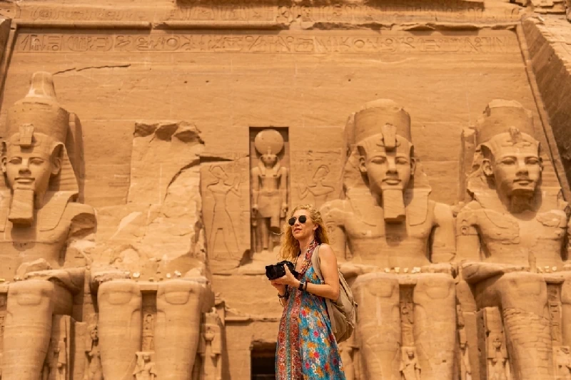 una ragazza scatta foto alle colonne dei templi di Luxor,  luxor o il cairo
