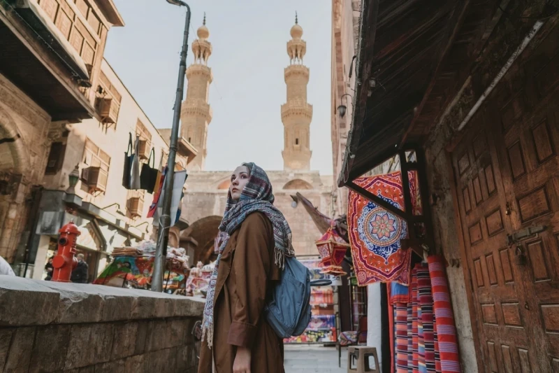 turista donna con zaino che passeggia tra i vicoli storici del cairo, luxor o il cairo