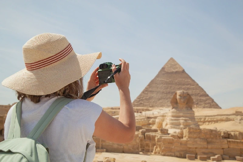 turista si gode la bellezza delle piramidi, luxor o il cairo