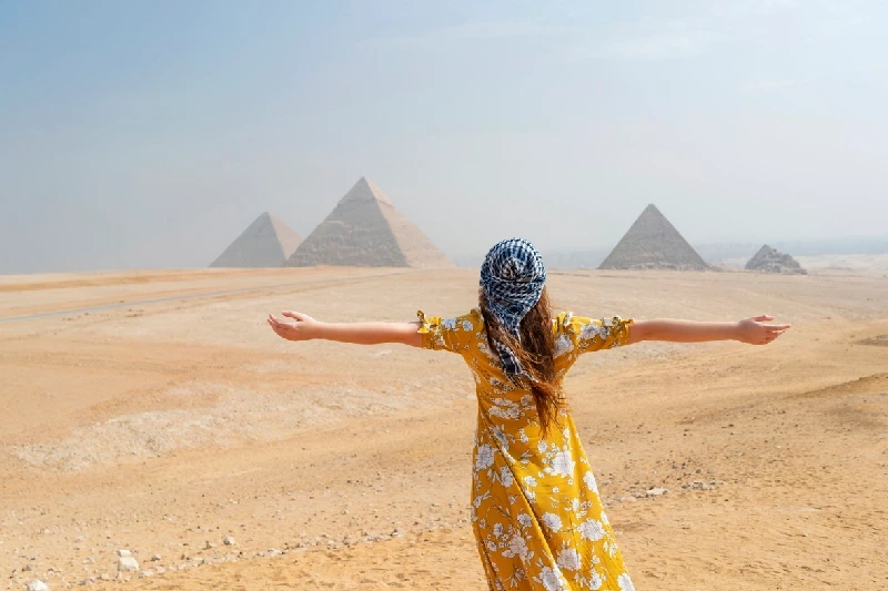 turista si gode la bellezza delle piramidi, luxor o il cairo