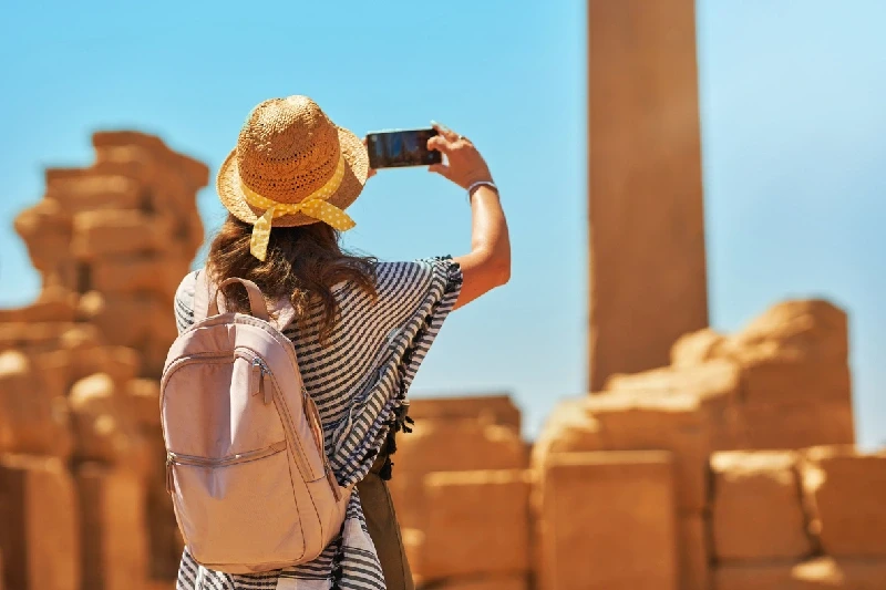 turista scatta foto per il tempio, egitto in inverno