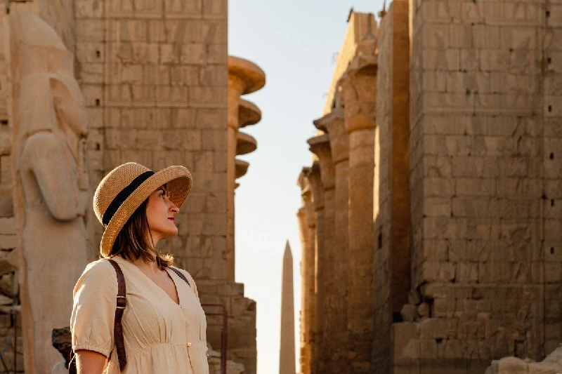 donna davanti al tempio del karnak, egitto in inverno