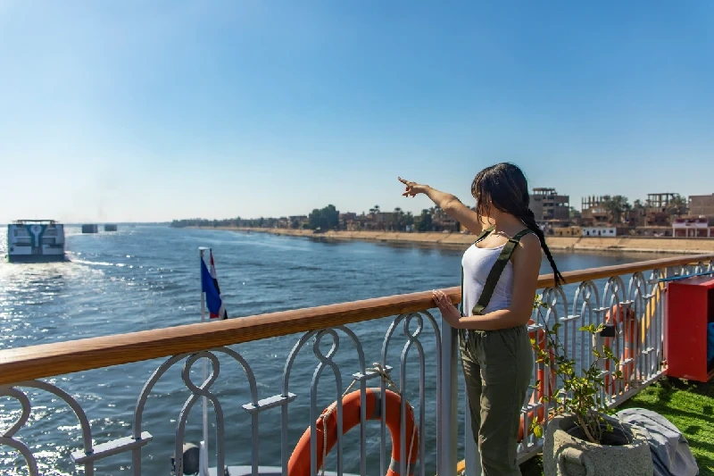 turista si gode la bellezza del nilo, situazione egitto oggi farnesina