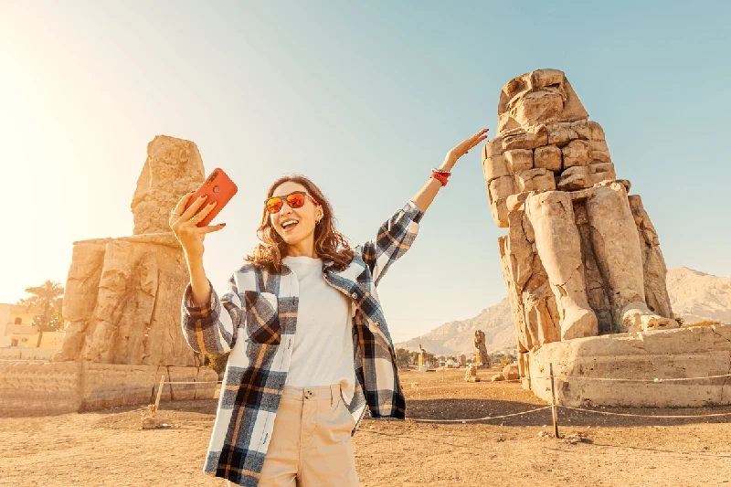 blogger fa selfie ai colossi di memnon, situazione egitto oggi farnesina