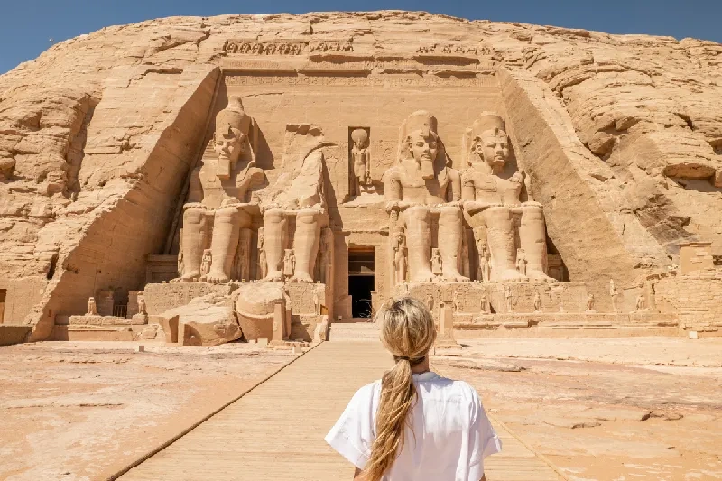 turista si gode la bellezza di luxor, situazione egitto oggi farnesina