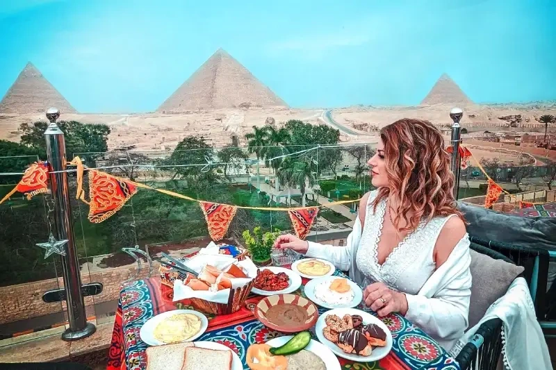colazione egiziana terrazza vista piramidi giza