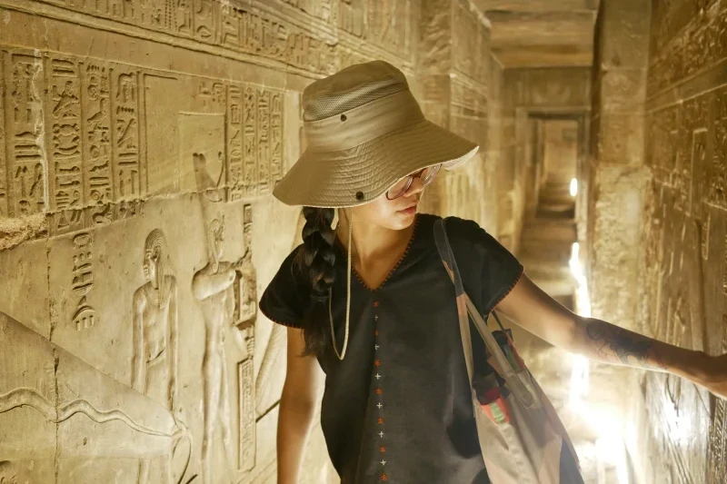 turista cappello safari corridoio tempio geroglifici
