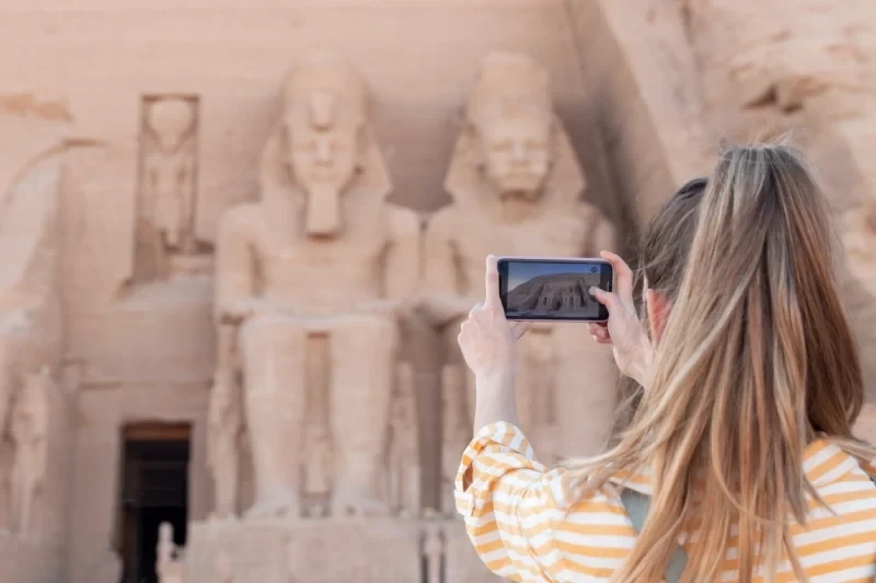 foto smartphone statue ramses abu simbel.