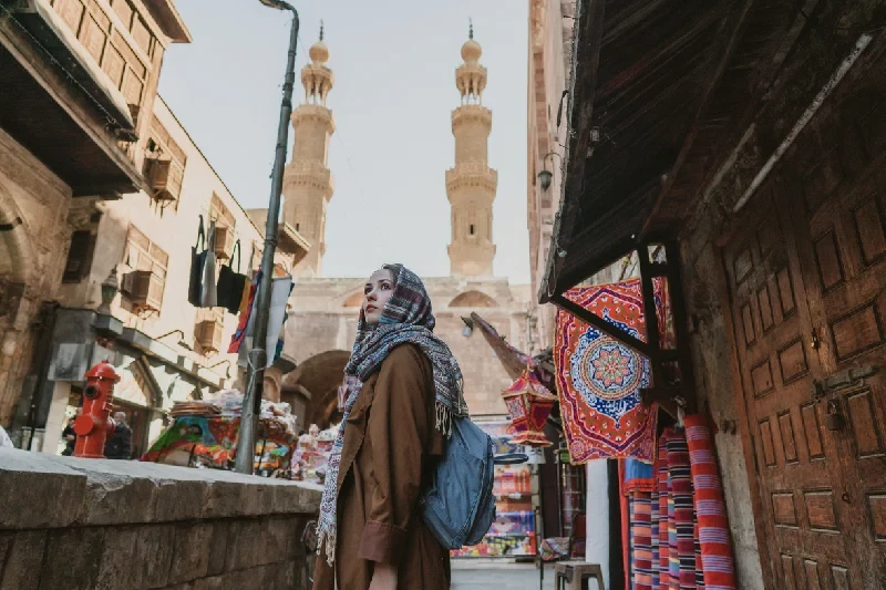 viaggiatrice con foulard tra le botteghe del cairo islamico, viaggio in egitto cosa sapere