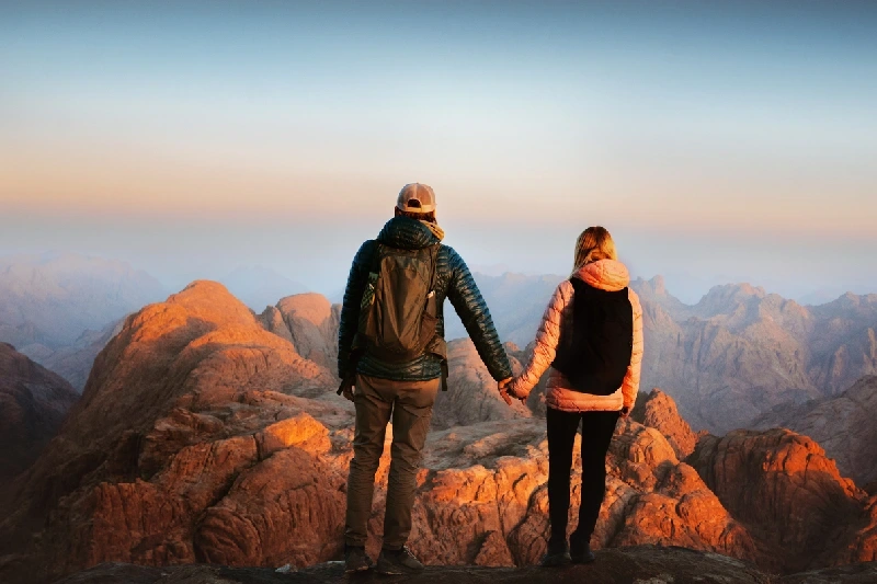 coppia mano nella mano ammira l’alba sulle montagne del sinai, viaggio in egitto cosa sapere