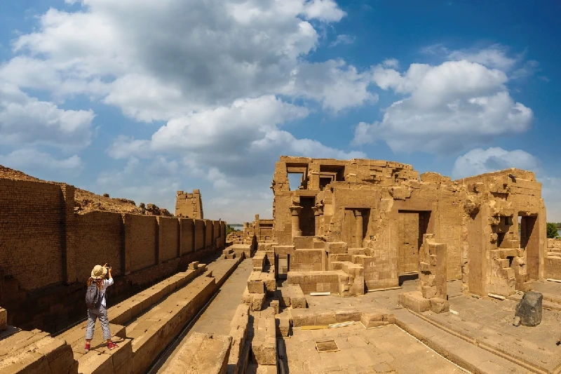 viaggiatrice fotografa le rovine di un antico tempio egizio, viaggio in egitto cosa sapere