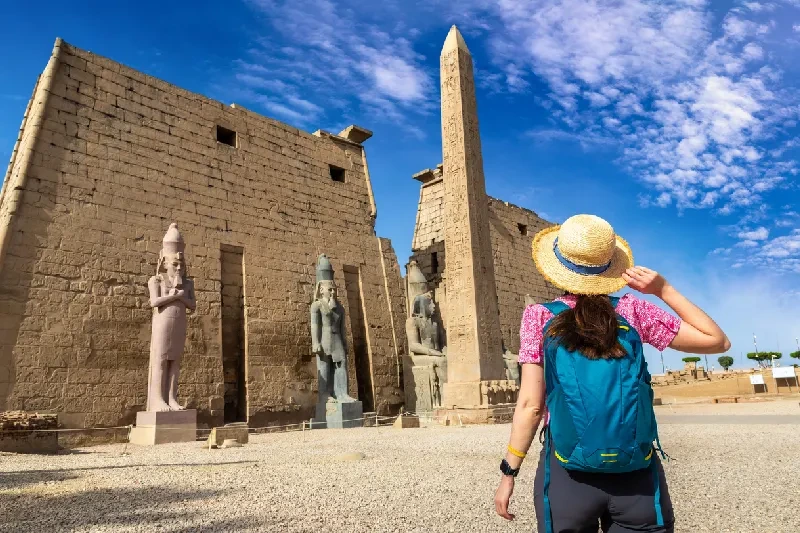 turista al tempio di luxor, cosa serve per andare in egitto