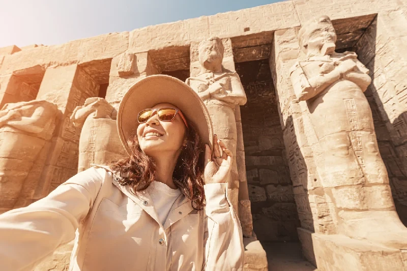 selfie tra le statue, cosa serve per andare in egitto