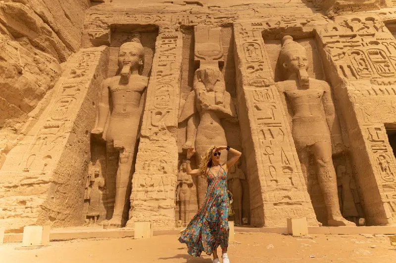 donna ad abu simbel, cosa serve per andare in egitto