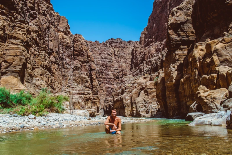 un uomo al canyon Giordania, viaggio giordania