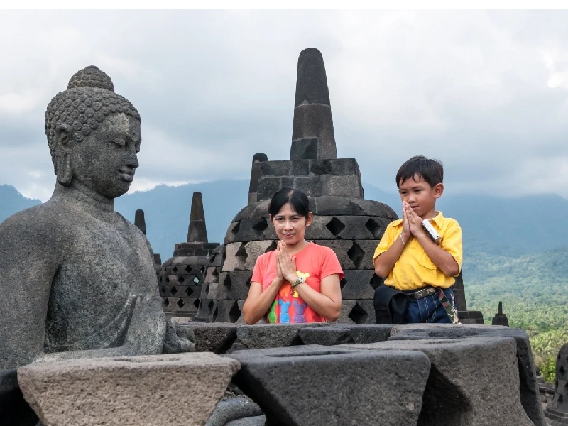 Due Bambini nel Tempio di Borobudur 