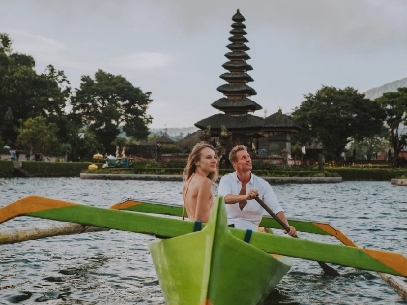 Coppia davanti al Tempio di Ulun Danu