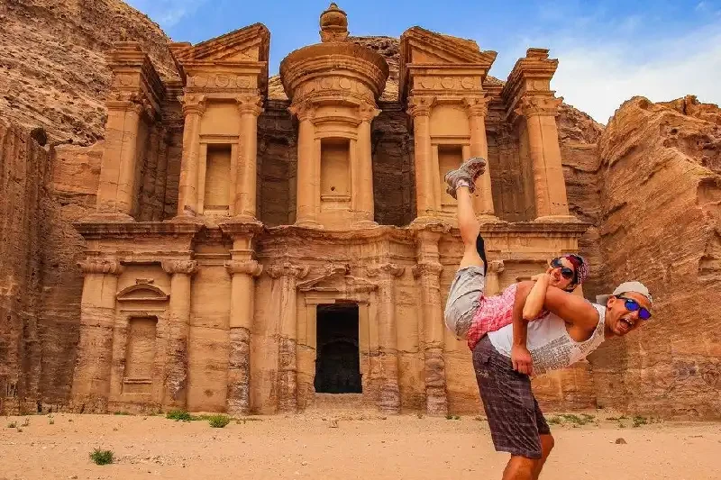 una coppia a petra , Tour in Giordania